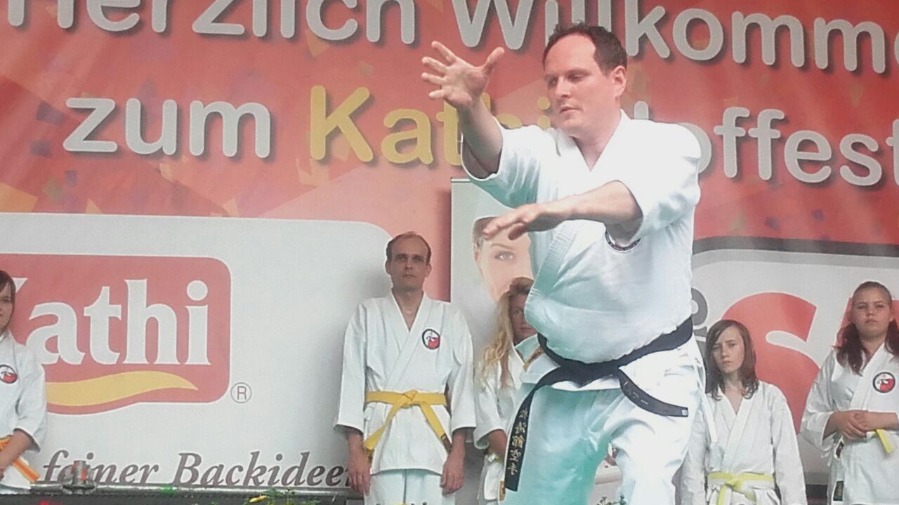 Karatevorführung Zanshin Halle